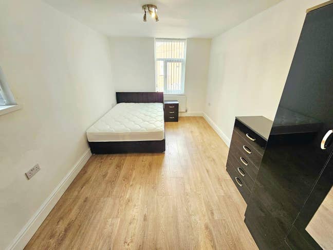 4 Newly Refurbished Rooms Available - Female House Main Photo