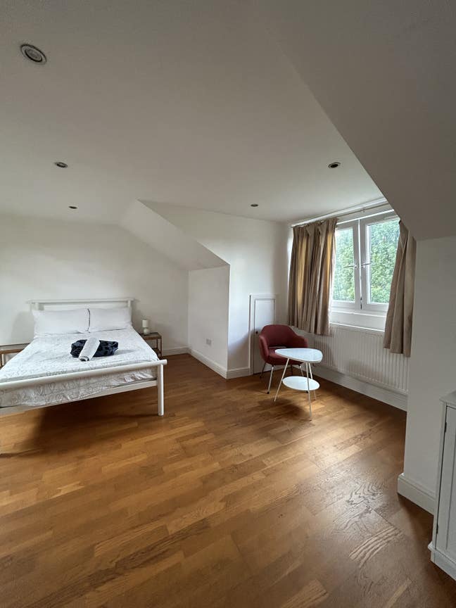 Bright and Spacious Double Room  Bills Inscluded Main Photo