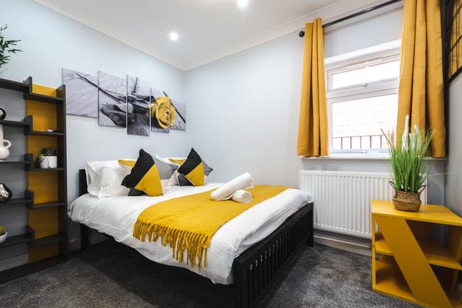 Double en-suite room in family flat share Main Photo