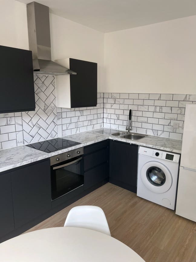 Newly Refurbished 2 Double Bedroom Flat – Walthams Main Photo