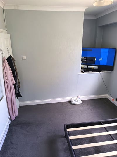 Two Rooms Available in Newport!  Main Photo