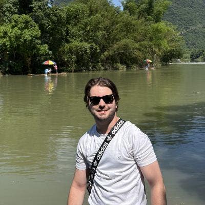 Professional Male seeks a single or double room Main Photo
