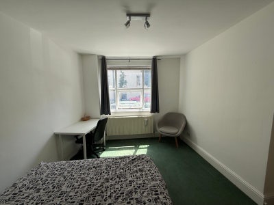 Spacious Room in Oval  Main Photo