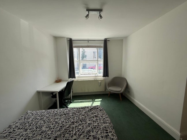 Spacious Room in Oval  Main Photo