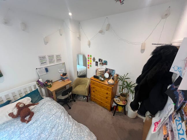 Double bed to sublet in lively student house!  Main Photo