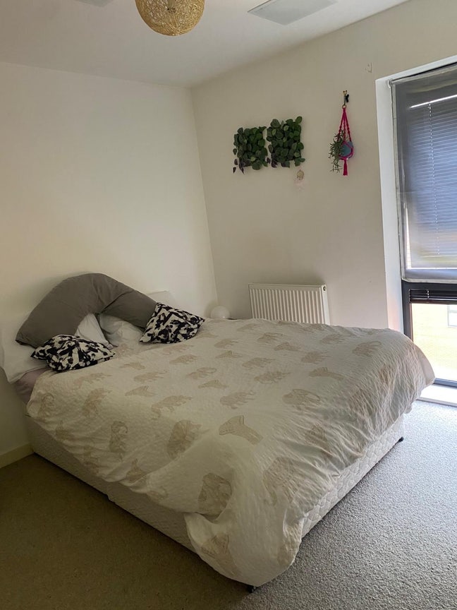 Double room in modern 2-bed 2-bath flat Main Photo