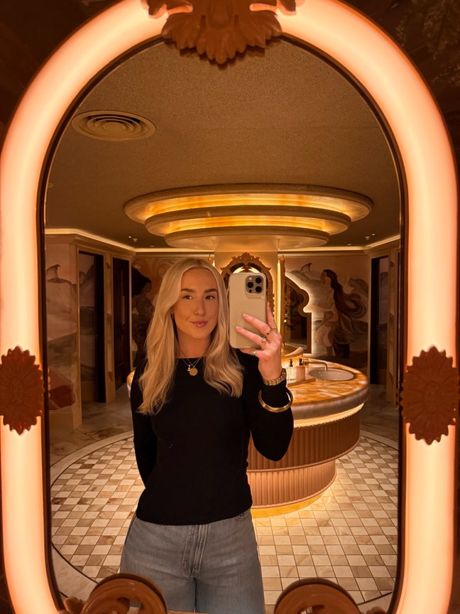 Looking for a female buddy up/flat share Main Photo