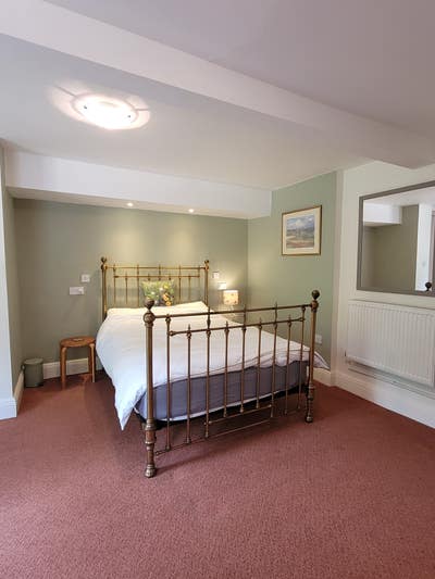 Bright king size room with ensuite Main Photo