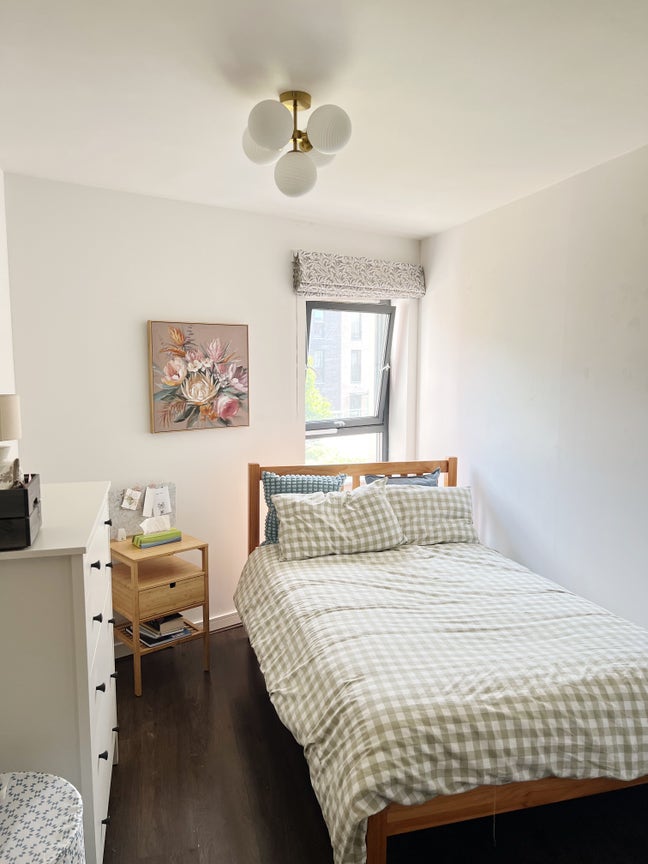 Calm furnished bedroom - 3 bedroom flat Main Photo