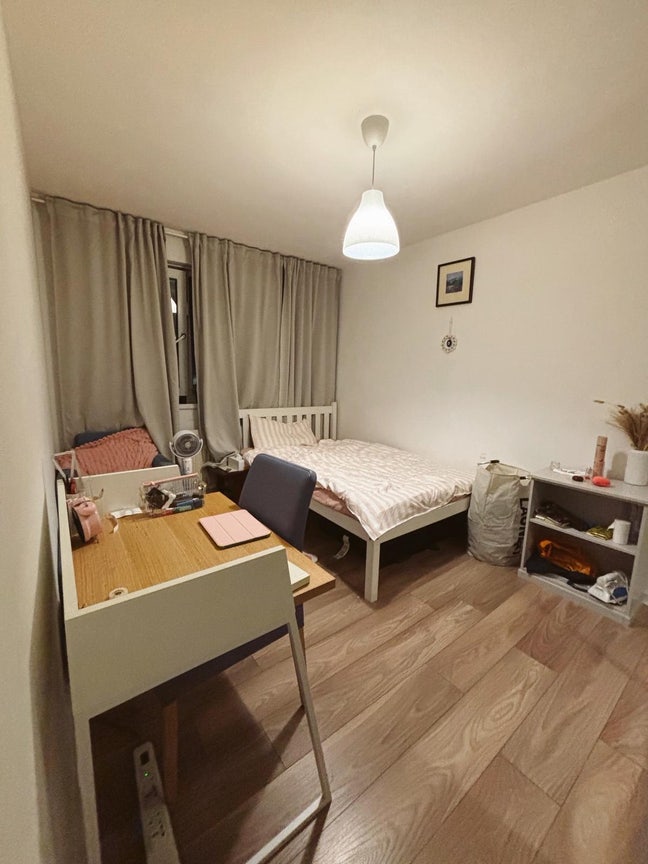 1 Spacious Double Room in a clean friendly house! Main Photo