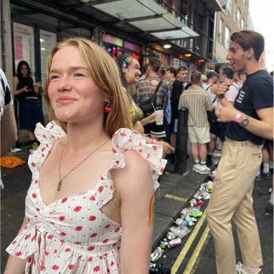 Hey I'm Sofia, a 22 year old queer woman look... Main Photo