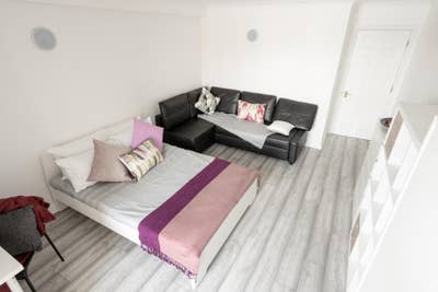 Freshly Presented Double Room in a Great Area Main Photo