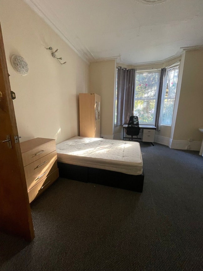 Furnished Double Bedroom- Available Now - LS6 1HG Main Photo