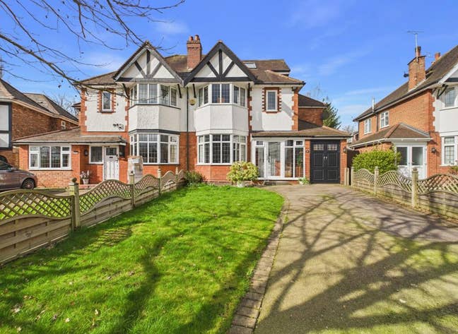 Large 4 Bedroom Family Home Main Photo