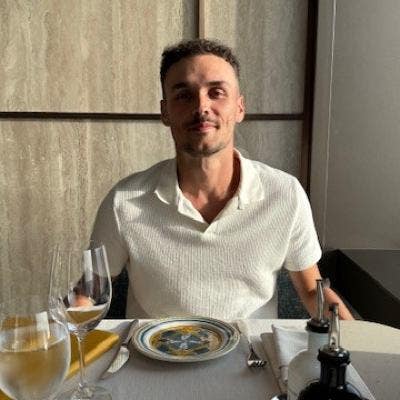 I am a professional male aged 31. I am lookin... Main Photo