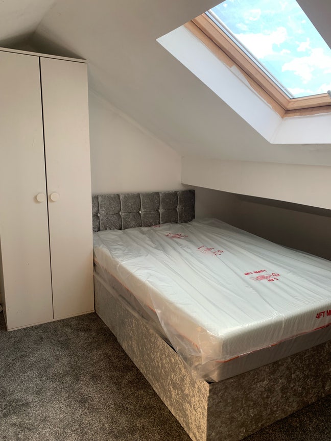 Furnished bedroom including all bills Main Photo