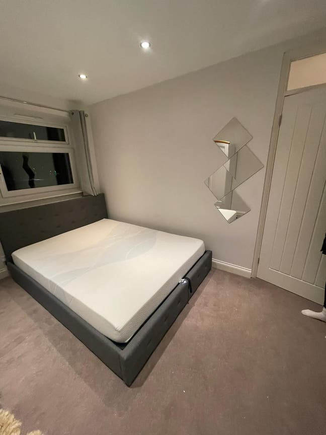 Double Room with En-Suite Available in Southfields Main Photo