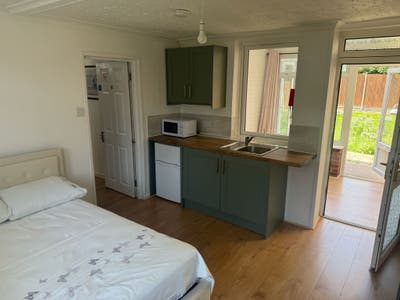 4+1(single) Spacious Double Bedrooms+Kitchenette  Main Photo