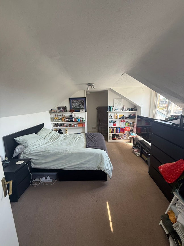 Top floor large double room  Main Photo