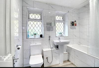 Downstairs Single room in family home Main Photo