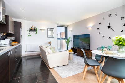 Luxury Ensuite | Panoramic River & O2 Views | Gym Main Photo