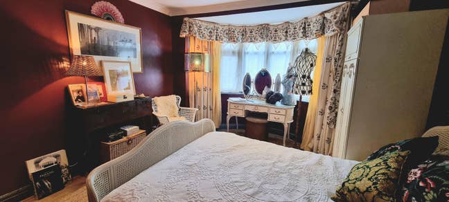 Mon-Fri or part time home with pets double room Main Photo
