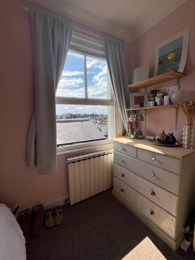 Bright double room - Great Location Main Photo