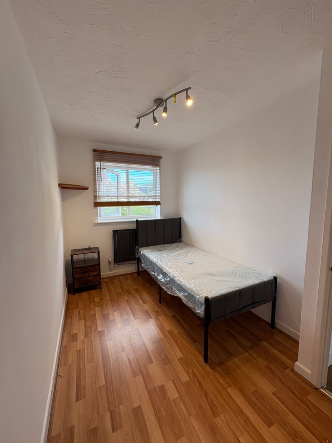 Single room for female — Newly refurbished house Main Photo