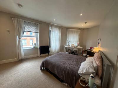 Spacious Double Bedroom available in a 4 bed flat Main Photo