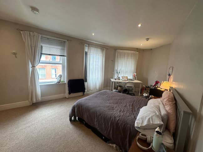 Spacious Double Bedroom available in a 4 bed flat Main Photo