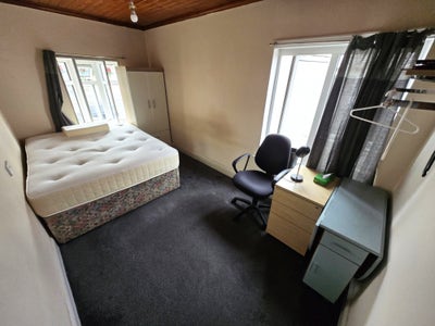 Large Double Bed / Spacious House/ Garden/Parking Main Photo