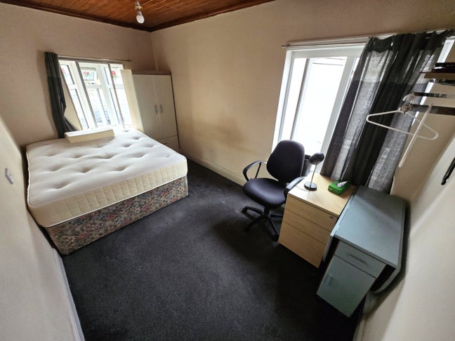 Large Double Bed / Spacious House/ Garden/Parking Main Photo