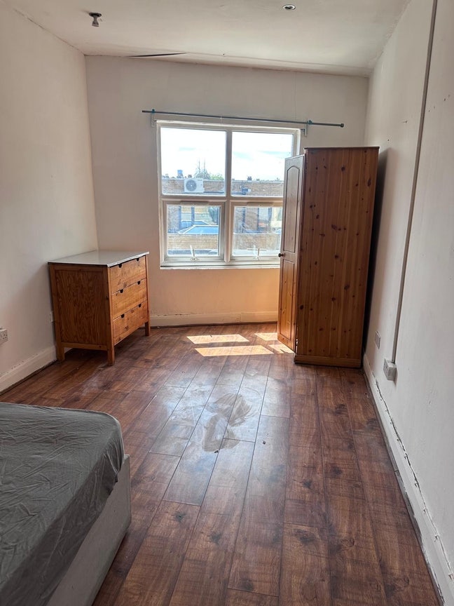 Centrally located Double Bedroom Main Photo
