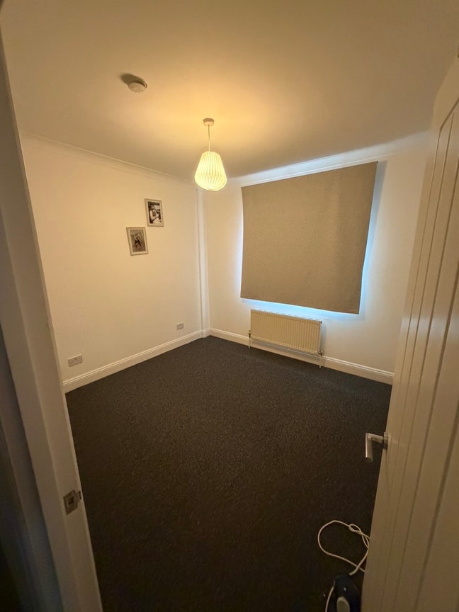 Unfurnished Room  Main Photo