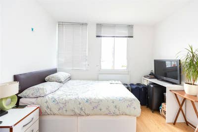 A double room- lots of natural light Main Photo