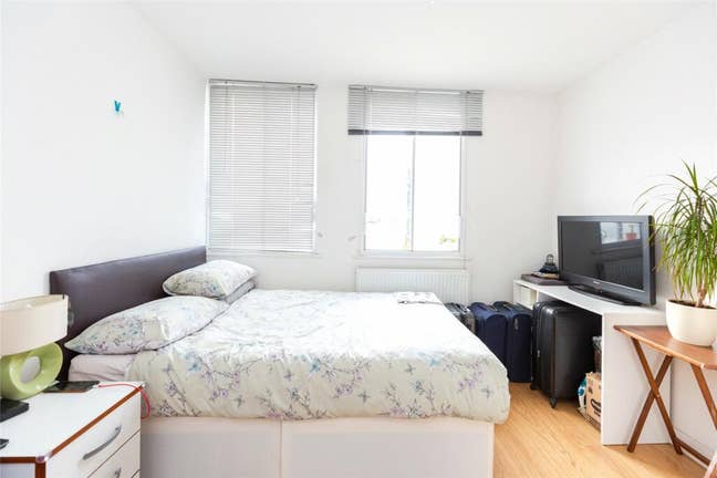 A double room- lots of natural light Main Photo