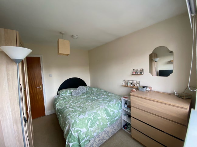 Bright double room in friendly house share Main Photo