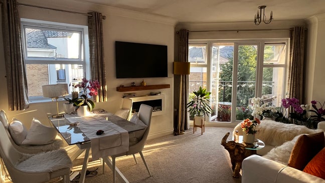Room and Bathroom for a female in a stylish flat Main Photo