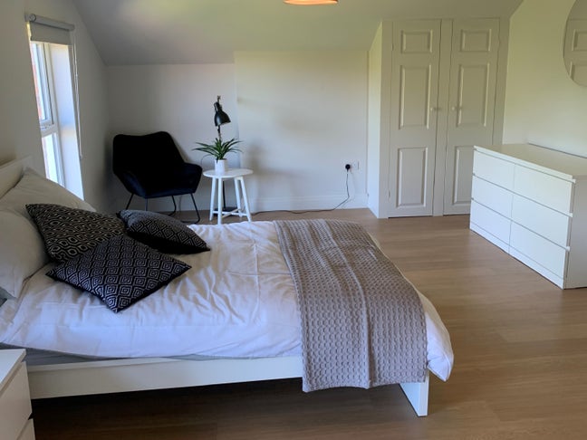 Luxury ensuite room with friendly professionals  Main Photo