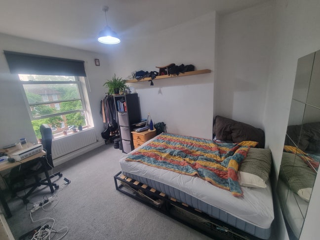 Bright Rooms available in Top Floor Flat Main Photo