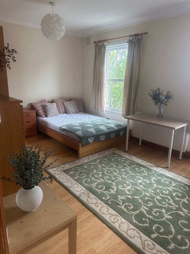 Very large double room in clean house share Main Photo