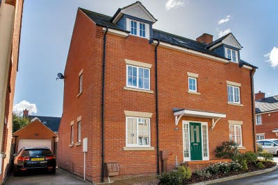 Large double with private bathroom near station Main Photo
