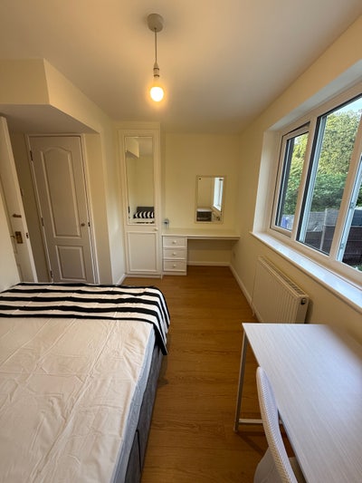     Modern Home Near Middlesex University Main Photo