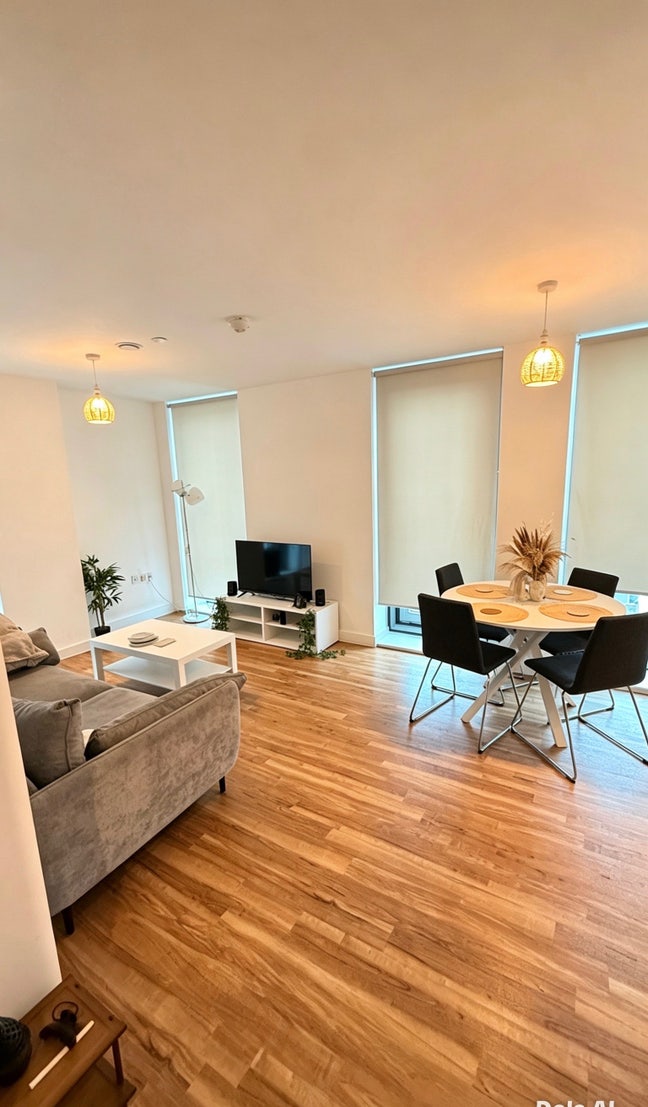 Spacious Room Available in 2 Bedroom Flat Main Photo