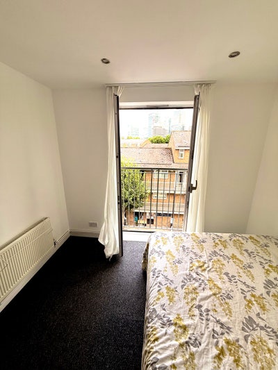 Double Bedroom Available in Canary Wharf Mo - Fri Main Photo