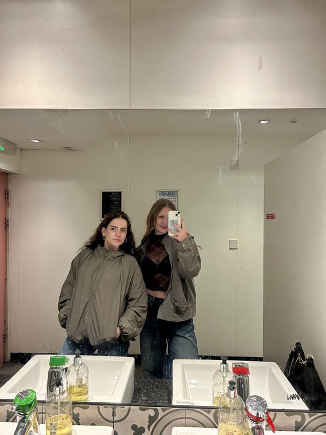 Two girls looking for group to get 4 bed+ flat Main Photo
