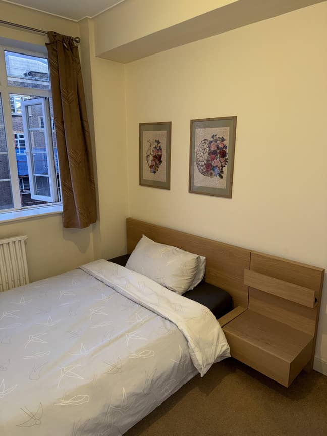 **Cozy Bedroom in a Friendly Swiss Cottage Flat** Main Photo