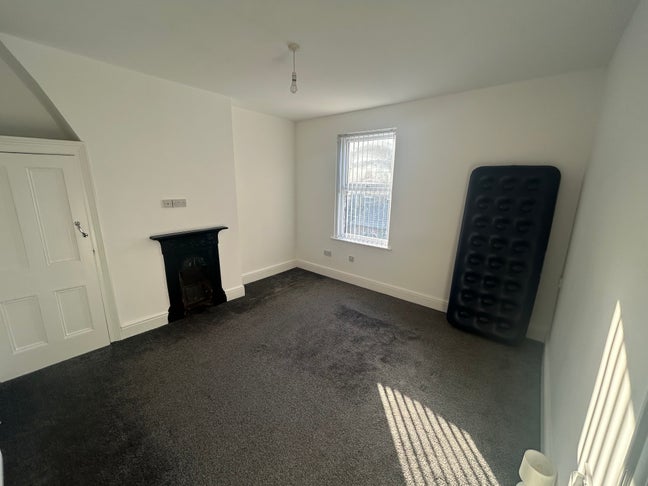 Unfurnished bedroom to let in Mossley Hill Main Photo