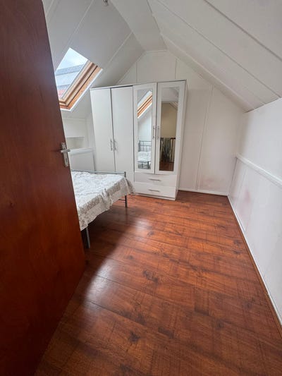 Large Room-vegetarian house-IG6 2EN Main Photo