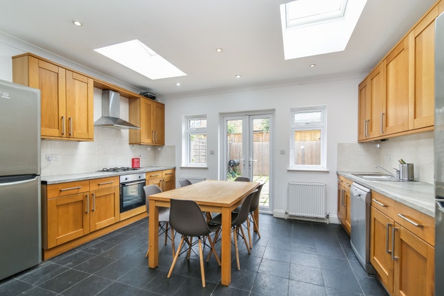 Fab 5 bed / 3 bath on Eswyn Road Tooting Broadway Main Photo
